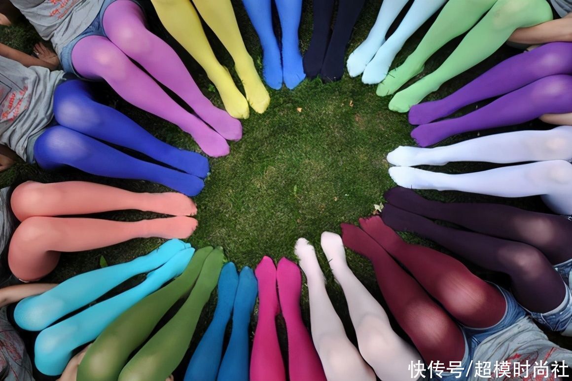 马斯克女友20分钟赚3900万！穿怪异昆虫装拍照，秀迷人锁骨