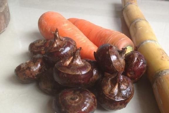 片糖|广东人早茶“四大糕”之一,简单4种食材搅出马蹄糕,生津还通便