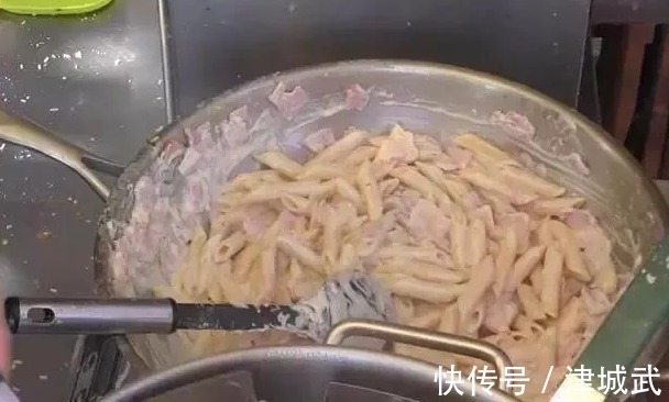 大妈街边卖小吃，用来盛的“容器”也能吃！客人觉得既环保又好吃