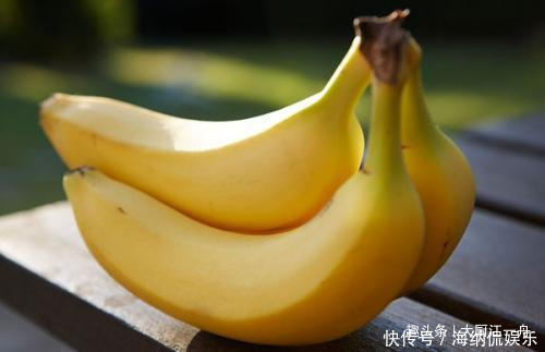 到底|买香蕉时,到底选直的还是弯的果农教你这3招,以后别再乱买了