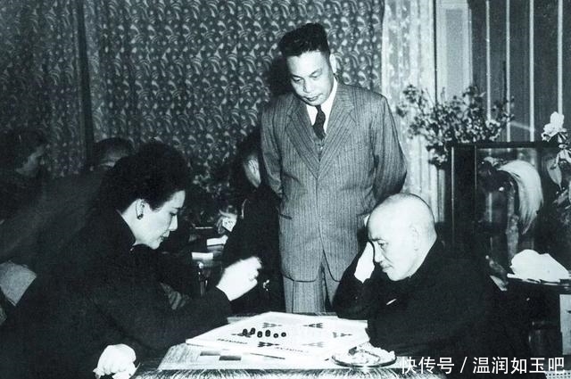 青年|警察殴打菜农,青年阻止时掏出名片,对方急问:你父亲是军委主席?