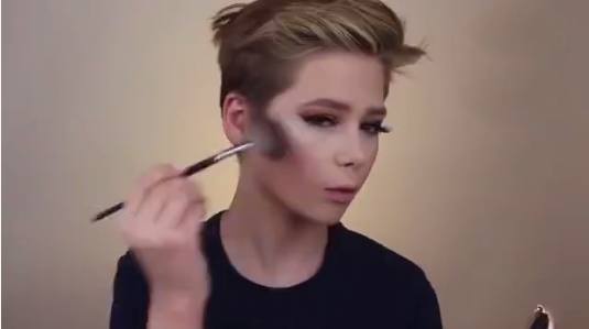 5岁小男孩模仿老妈化妆,化完后的样子无法想象,叫人傻住