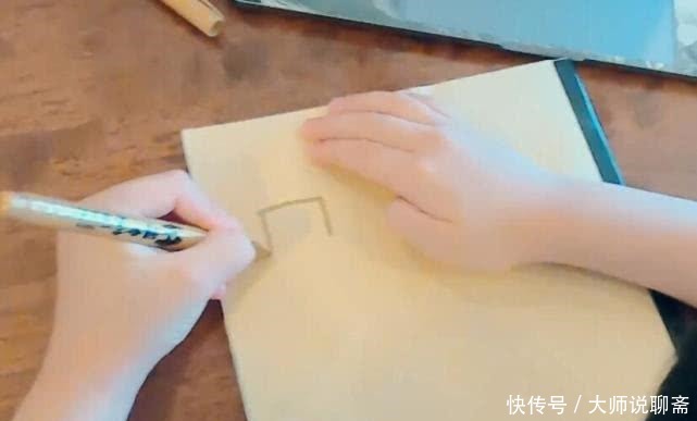 m吴尊儿子才是真聪明!用左手写字不算啥,看清字迹,真是小学生