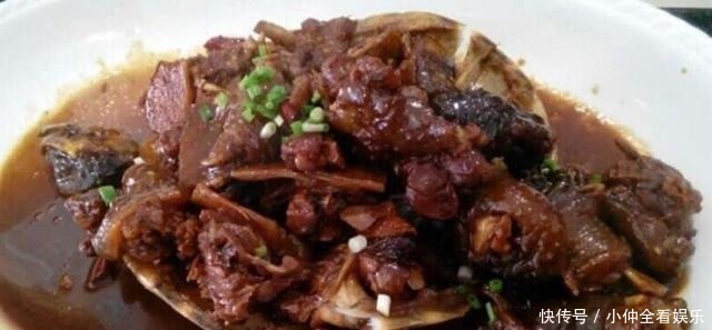 江苏钓鱼人河边发现大龟,追出十几米将其掀翻,网友:吃了它