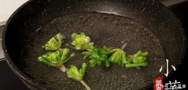 一道家常千张炒菠菜,清淡少油,步骤简单,特地道的农家菜