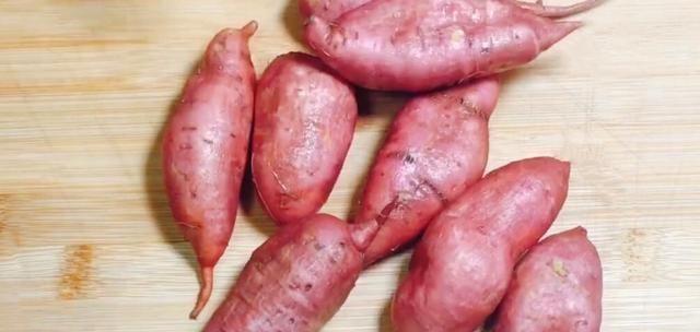 烤红薯原来这么简单,不加一滴水,丢进电饭锅,流着糖汁香又甜!