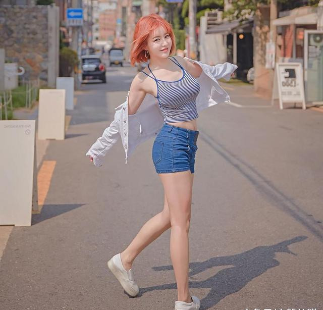 吊带背心|短发少女街拍,牛仔短裤,穿出你纯纯的清秀气质