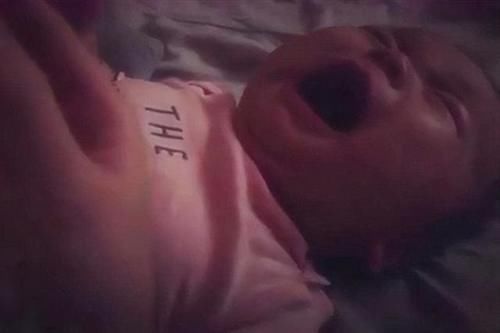 睡眠|宝宝作息时间乱,半夜哭?育儿专家7点之前叫醒娃