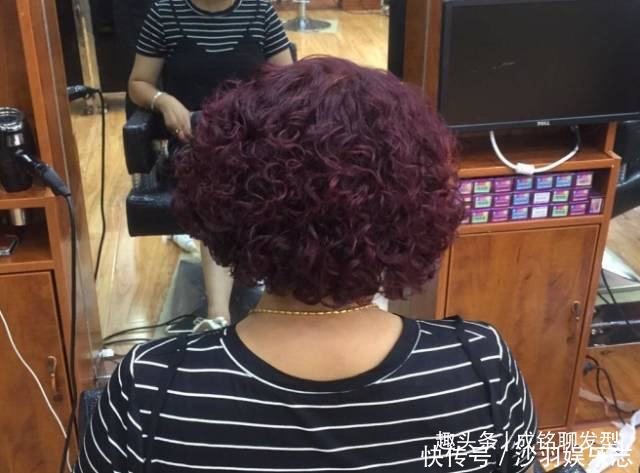 50岁女人烫发最好避开这三种发型,老气更没气质,而且还不好打理
