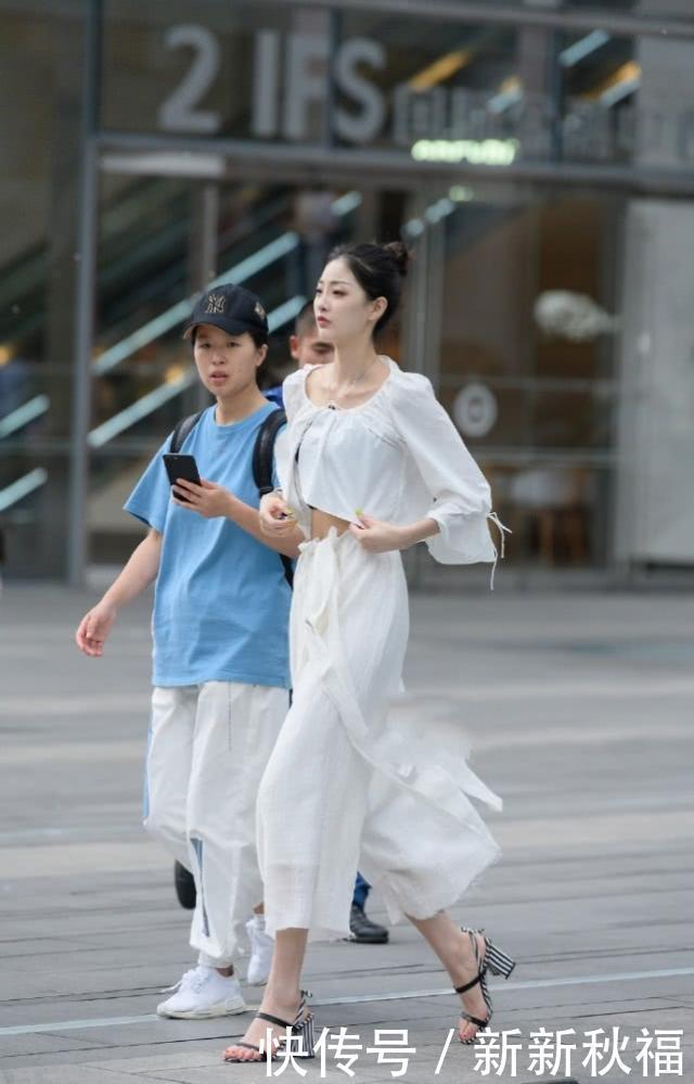 街拍|街拍：特别甜的两个小姐姐，风格迥异的搭配十分的清新甜美