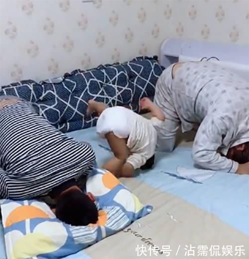 犯错|父子三人犯错后集体被罚跪,小宝的动作最有亮点,真是萌翻了