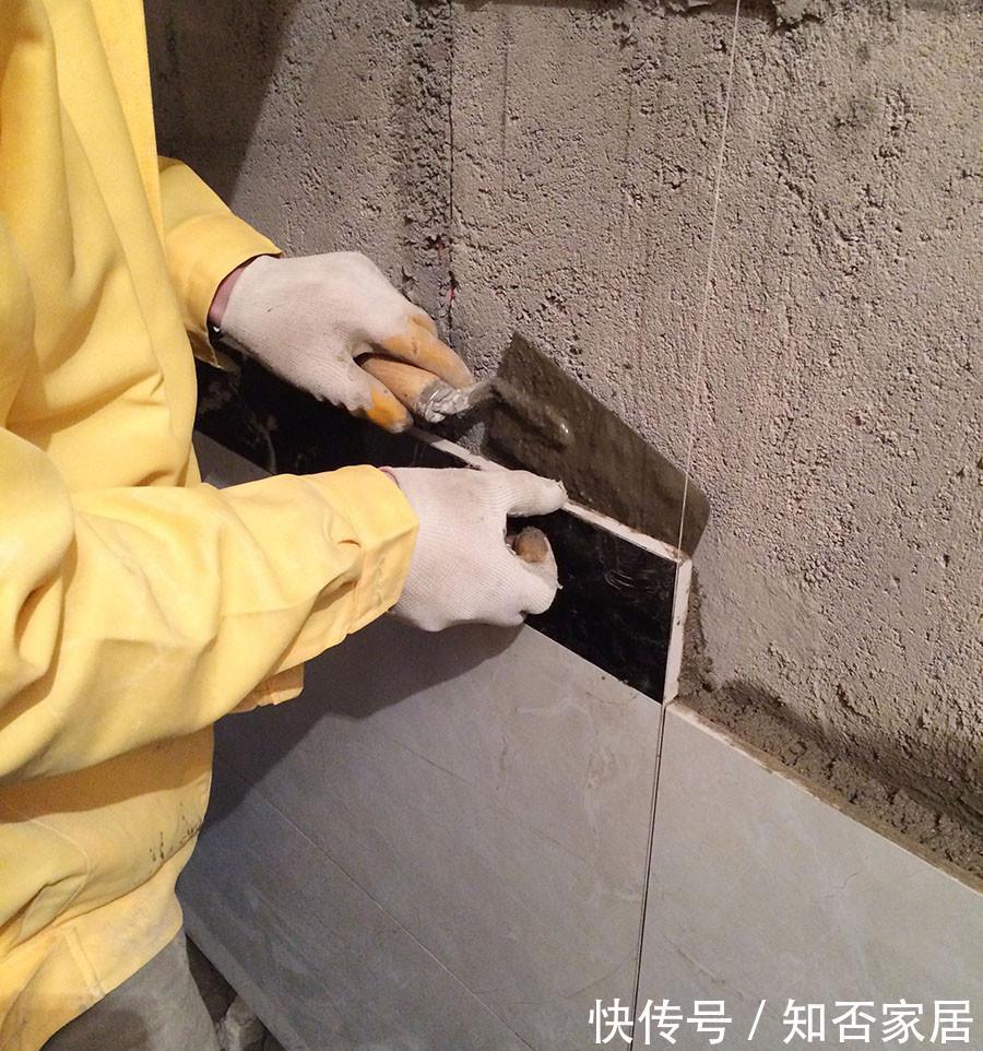瓷砖|入住不到一年，墙砖哗哗往下掉，维修工人：施工时关键步骤忘了做