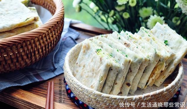 做老味沓馍,标配是春天的小葱,咬一口,外焦里软,喷喷香!