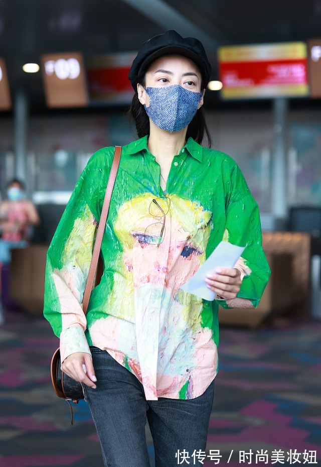 棒球服|霍汶希真的美出圈,穿绿夹克配牛仔裤走机场,颜值气质媲美大明星