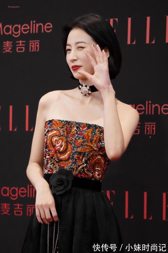 看点@周雨彤身着高奢卖萌招人爱,大气长相凸显穿搭魅力,刺绣元素养眼