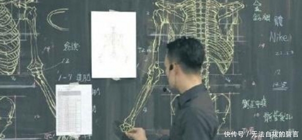 从来不|帅气男老师上课从来不用PPT,直接在黑板手绘人体骨骼,无人逃课