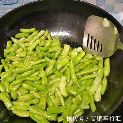 四季豆焖饭|方便简单家常菜四季豆焖饭,让你吃了还想吃