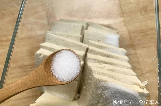 白菜炖豆腐，有人先炒白菜，有人先炒豆腐，都不对！这样做才入味