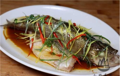清蒸鲈鱼，有人放生抽和有人放蒸鱼豉油，都不对！这才是正确做法