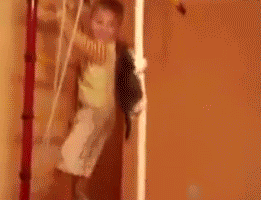 |搞笑GIF:本来想展示一下技术 没想到她最后一跳太抢镜了