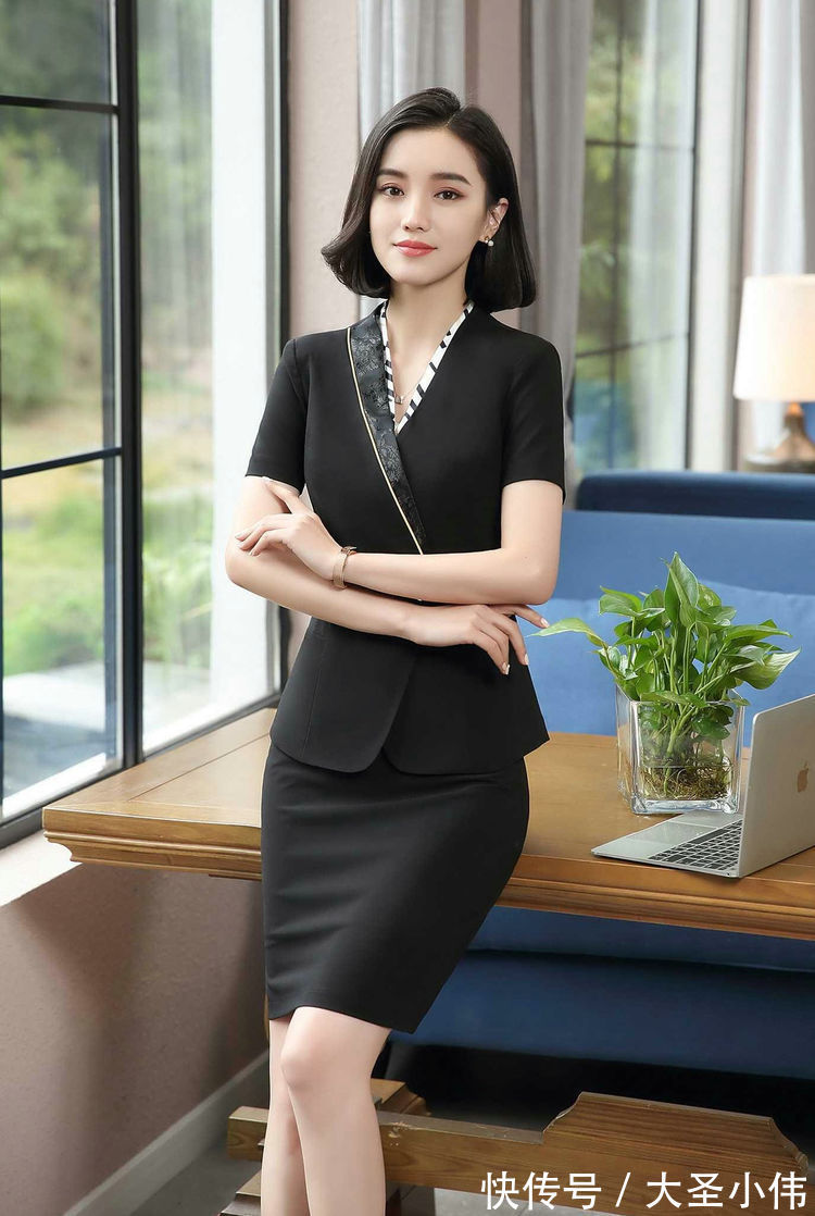 套装裙|美女街拍:蓝黑色的套装裙,修身的设计很显简约的时尚,优雅的女人味十足