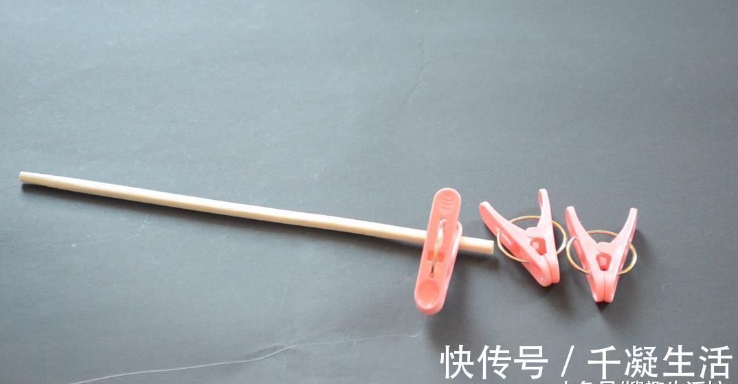 塑料夹子粘在筷子上, 放在卫生间有大用处, 解决了家家户户的烦恼
