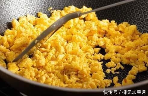 做韭菜馅饺子时，掌握“2不放”窍门，包出来的饺子又鲜又香