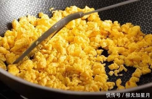 做韭菜馅饺子时,掌握“2不放”窍门,包出来的饺子又鲜又香