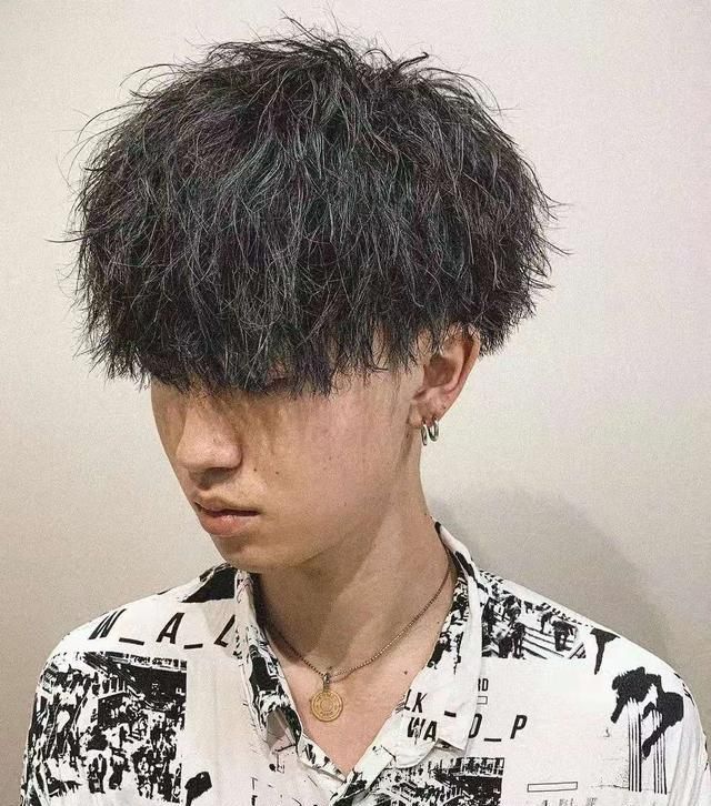 锡纸烫真的会秃顶吗?发型师深度解读,烫发对发质和头皮的影响