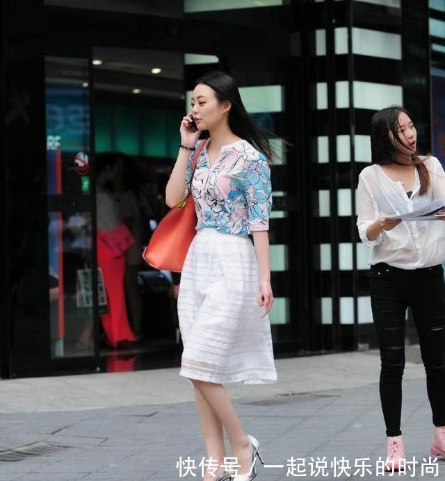 女神范 最舒服的搭配就是美，天蓝色衬衣搭配白色半身裙，简单大方又时髦！