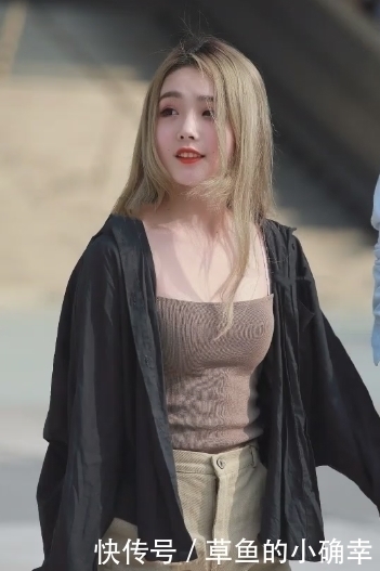 美腿|街拍:吊带搭配短裤,美腿白皙娇嫩,粉润脸庞更加迷人