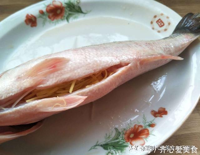 清蒸鲈鱼!冷水上锅蒸还是热水蒸,很多人搞错了,鱼肉不鲜有腥味