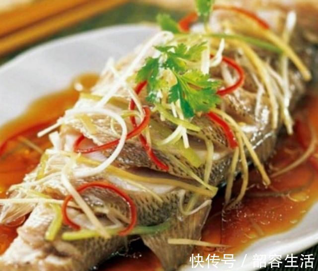 蒸鲈鱼时,这种“调料”可别放!很多人做错,难怪腥味重还不嫩