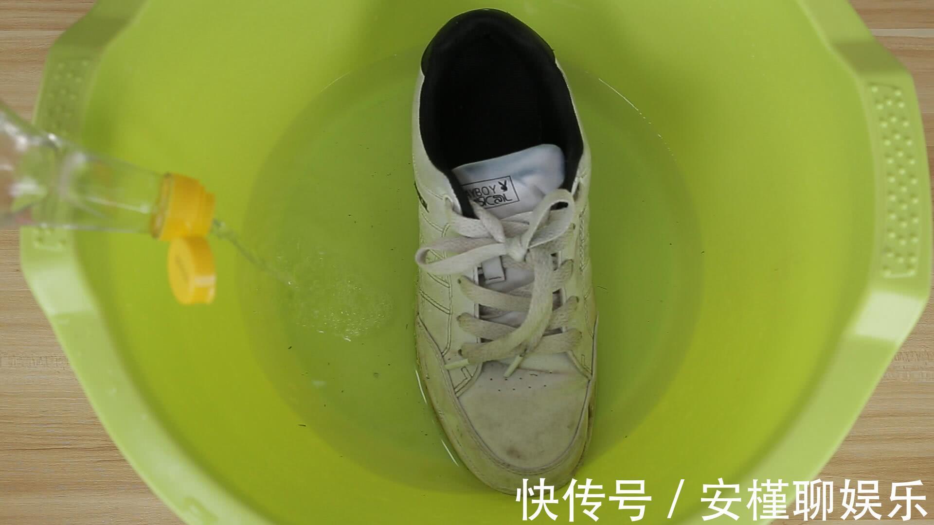 白鞋子脏了怎么洗鞋店老板教我个方法,多脏的鞋子都洁白如新