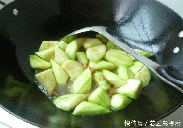 下锅|炒丝瓜,直接下锅才导致发黑不好吃,若多加一步,翠绿鲜嫩很美味