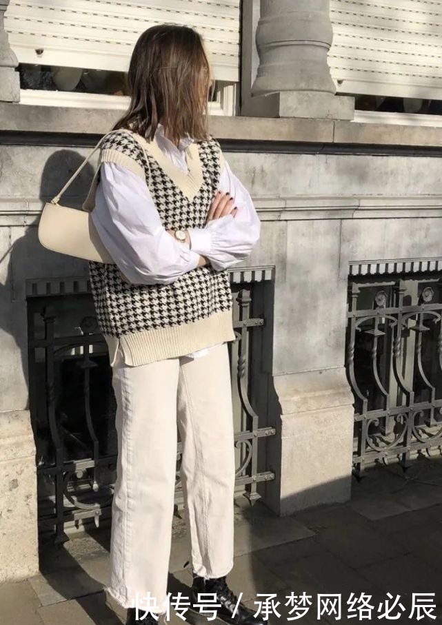 “毛衣＋衬衫”叠穿，冬日绝美搭配，这样穿真的美翻了！