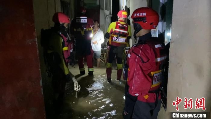 贵州|贵州遵义多地遭遇暴雨 消防连夜紧急救援