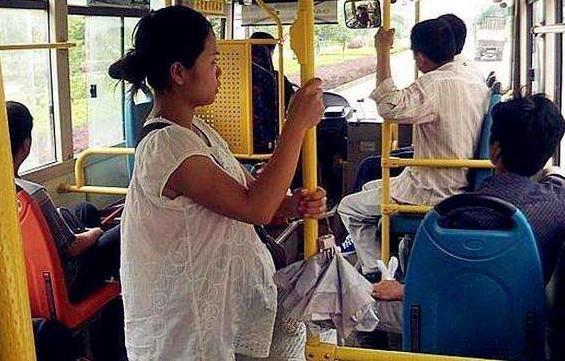 高情商|“你怀没怀我看不出来?”孕妈坐公交被大妈臭骂,孩子的话太解气