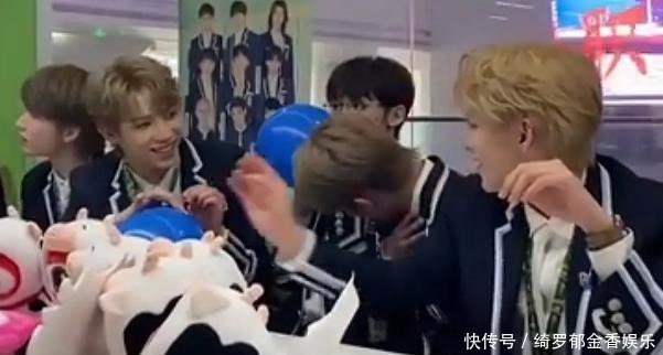 余景天 青3选手营业用力过猛两人吹同一个气球,打情骂俏引争议