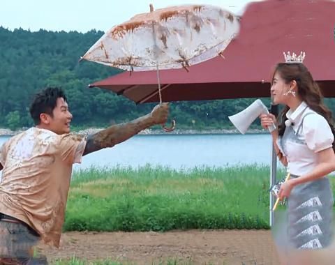 奔跑吧 李晨为baby撑起“泥巴伞”时,还记得她的反应怕是忘了有镜头吧