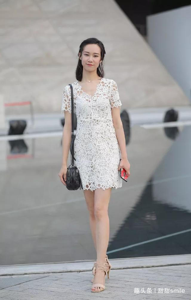 小姐姐 美女脚上搭配着一双一字带的高跟凉鞋,突显出唯美的气质