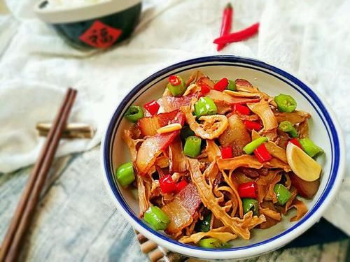 小米辣|腊肉到底怎么洗？用热水or冷水，大厨经验用这种“水”，原汁原味