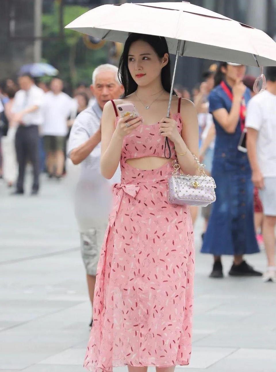 有气质 温柔似水的小姐姐,让人看一眼就忘不掉了,要是能跟她认识就好了