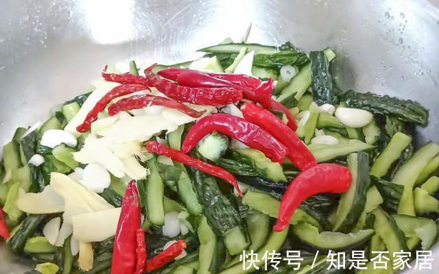 做法|腌制黄瓜条时,别只会加盐了,40年大厨教你秘制做法,香脆好吃