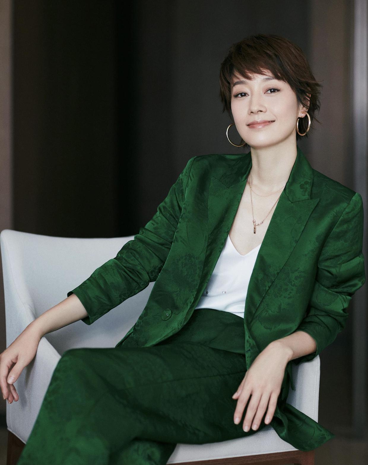 都说“马伊琍”很有气质,原来是很会穿,针织毛衣搭半身裙超时髦