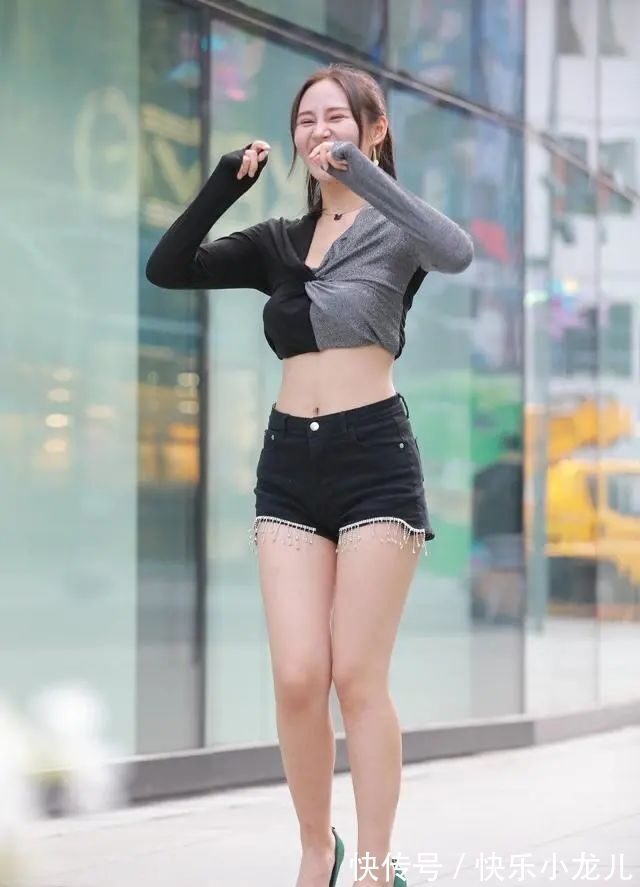 宽松 黑白条纹宽松上衣搭配灰色条纹打底裤,拉长身材比例,窈窕淑女范