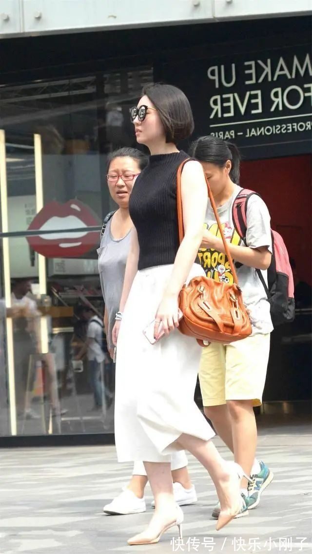 九分裤 休闲牛仔裤穿搭,靓丽的姿态漫步在都市的街头,看上去大方又自信