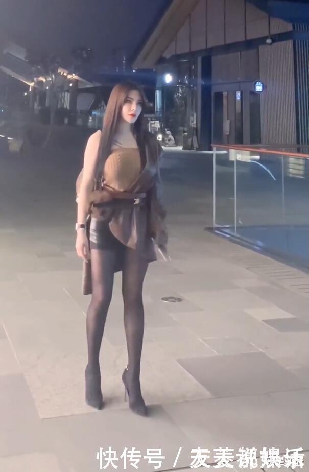 针织背心配上皮裙,美得太随意,不自信的女孩不敢这么穿