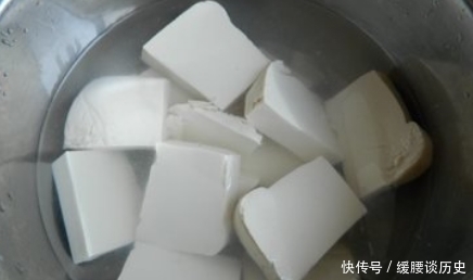 做红烧豆腐,有人先煎有人先煮,两种做法都不对!难怪不鲜不入味