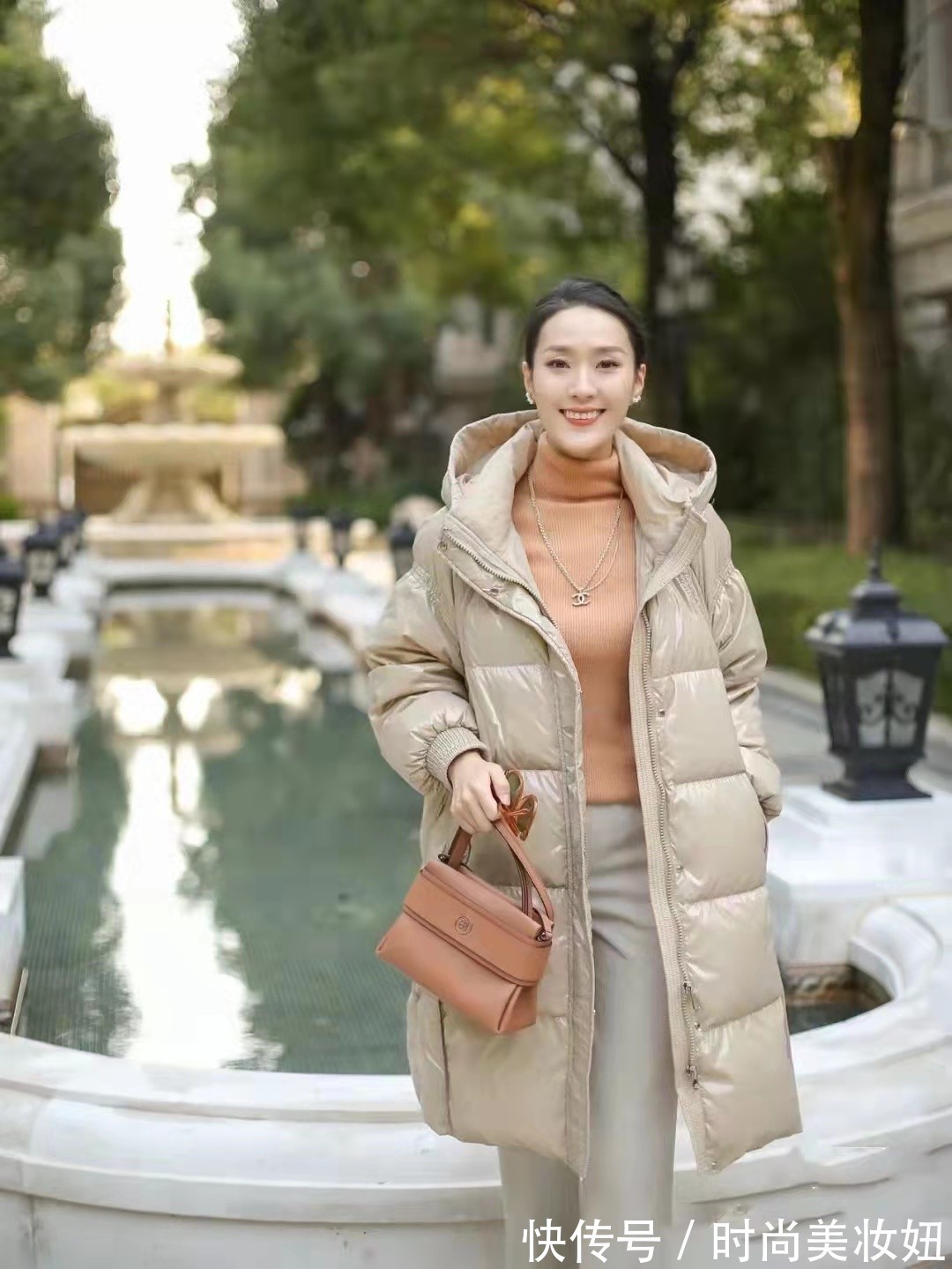 高腰裤|冬天穿羽绒服也可以很时髦,配这几种裤子,保暖优雅还显高显瘦